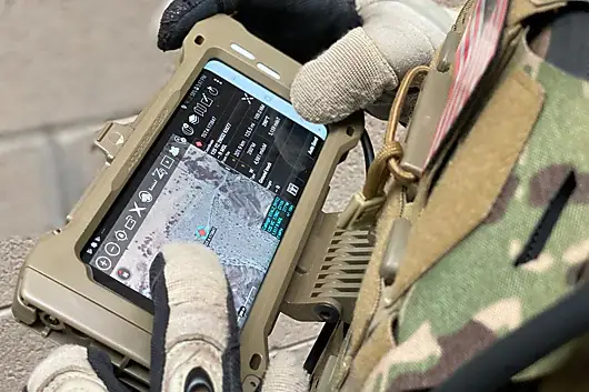 Samsung Galaxy S20 Tactical Edition sul petto di un operatore