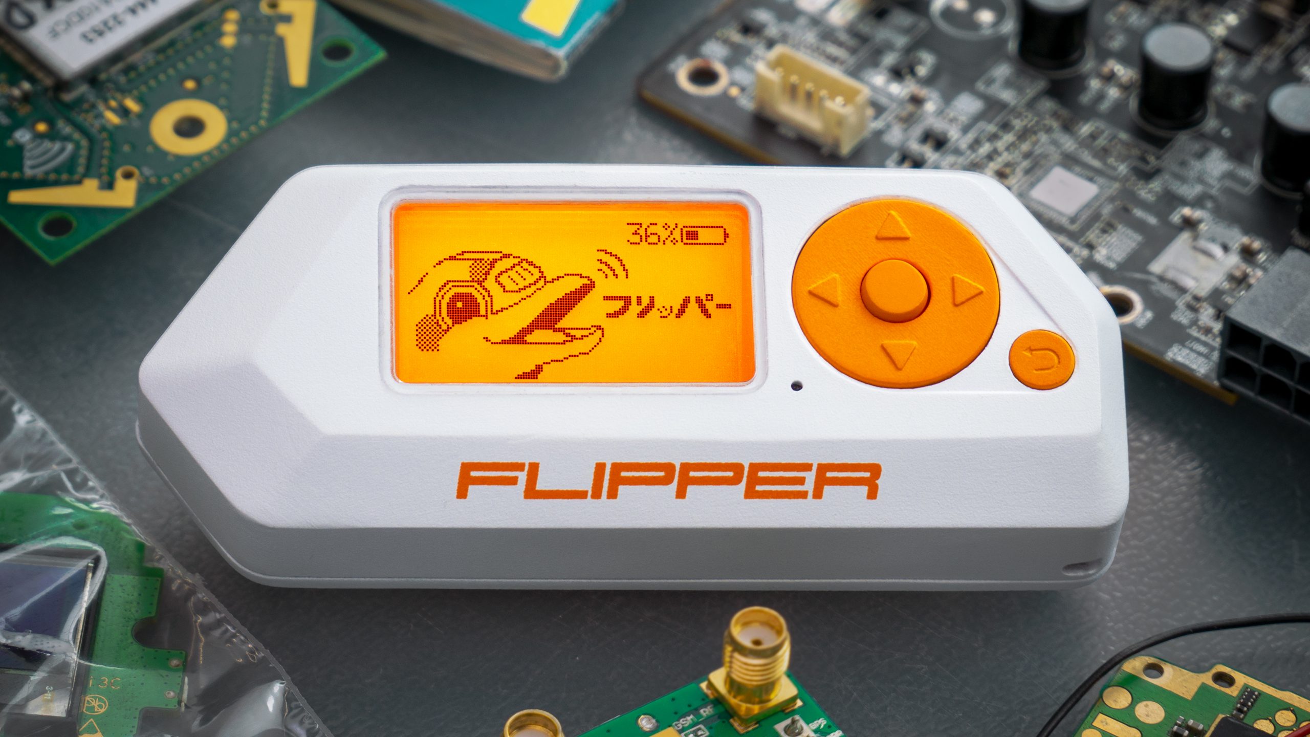 Flipper Zero un hacking tool sotto il corpo di un Tamagotchi