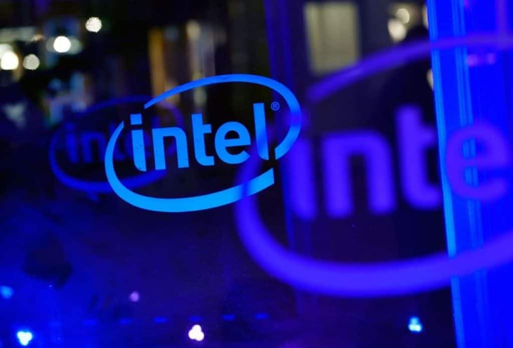 Lm studio vs ollama: quale scegliere per usare l’ai in locale %lm studio vs ollama: quale scegliere per usare l’ai in localecount(title)% La linea di cpu intel core di undicesima generazione per desktop con nome in codice rocket lake-s verrà lanciata il prossimo anno con quattro modelli includendo il falgship intel core i9-11900k. (foto) l'informazione è stata pubblicata su twitter da davidbepo e trasformata in un utile grafico da harukaze5719 che ci dà modo di dare uno sguardo generale alle nuove cpu e alle rispettive specifiche. La gamma di cpu desktop intel rocket lake-s includerà i nuovissimi core cypress cove che, come vedremo dai benchamark di cui ti parlerò nella seconda parte di questo articolo, hanno mostrato un potenziale enorme, con specifiche da vera ammiraglia. Tuttavia bando alle ciance e iniziamo a parlare delle specifiche di questi nuovi intel core di undicesima generazione che, per comodità sono descritte in dettaglio di seguito. Intel core di undicesima generazione: core i9-11900k 8 core e 16 thread rocket lake (foto) ad aprire questa lista di intel core di undecisma generazione ci pensa l'intel core i9-11900k il quale sarà la cpu desktop rocket lake di di punta. Il chip presenterà 8 core e 16 thread e ciò si tradurrà in 16 mb di cache l3 (2 mb per core) e 4 mb di cache l2 (512 kb per core). In termini di boost clock, l'intel core di undicesima generazione funziona a frequenze di base di 3,5 ghz ma per quanto riguarda il boost, la cpu presenterà un boost clock massimo di 5,2 ghz (1 core) mentre la frequenza di boost all-core verrà mantenuta a 4,8 ghz. Il chip presenterà anche thermal velocity boost che dovrebbe fornire un salto di 100 mhz nella frequenza di clock massima, ciò dovrebbe portare a un boost clock single-core di 5,3 ghz, rendendola la prima cpu a raggiungere una frequenza così alta fuori dagli schemi. Tuttavia, ricorda che indipendentemente dall'utilizzo dei core cypress cove, l'intel core i9-11900k presenterà core e thread inferiori rispetto all'intel core i9-10900k, ciò è in parte dovuto al backporting di cypress cove sul raffinato nodo di processo a 14 nm. (foto) si dice che la cpu presenti un limite di potenza del 1° stadio di 125 w che è standard per una sku intel di punta, mentre invece il limite di potenza del 2° stadio o pl2 è valutato a 250 w. Ciò significa che quando raggiunge la velocità di clock massima pubblicizzata, la cpu potrebbe effettivamente prelevare la suddetta quantità di watt dall'alimentatore rendendolo uno dei chip a 8 core più assetati di energia mai prodotti. Questo potrebbe anche spiegare perché intel non ha scelto 10 core e 20 thread sulla sua linea intel core di undicesima generazione poiché si sarebbe rivelato essere un mostro assetato di potenza di un chip che supera anche il limite di potenza di 250 w. Intel core di undicesima generazione: core i7-11700k 8 core e 16 thread rocket lake (foto) al secondo posto di questa lista di intel core di undicesima generazione c'è il core i7, e possiamo notare che intel non segmenterà il conteggio core/thread su un livello inferiore al core i9. Il core i7-11700k presenta la stessa configurazione di core dell'intel core i9-11900k ma viene fornito con velocità di clock ridotte. Si dice che il chip presenti un boost clock di 5,0 ghz su un singolo e 4,6 ghz su tutti i suoi 8 core. La cpu trasporterà anche la stessa quantità di cache, quindi non è cambiato nulla, ma la differenza principale dovrebbe derivare dai clock e dai limiti di potenza. Questo chip con cestello inferiore avrà un limite di circa 225-250 w in pl2 (power limit 2) mentre il limite pl1 sarà standard a 125 w. Sarà interessante vedere come le cpu rocket lake overcloccano poiché la minima differenza tra i chip core i9 e core i7 può essere superata da un piccolo overclock; per quanto riguarda i prezzi, il core i7 sarà anche più economico della variante core i9, ma non sappiamo ancora come intel determinerà il prezzo delle sue cpu desktop rocket lake-s a 8 core. (foto) ci sono rumors secondo i quali intel potrebbe valutare in modo aggressivo questa serie di intel core di undicesima generazione, piazzandoli a circa $ 400 us per il core i9 e $ 300 us per il core i7, il che potrebbe rivelarsi un'ottima decisione se vogliono davvero andare contro le parti basate sullo zen 3 di amd nel sotto i $ 500 segmento usa. Intel core di undicesima generazione: core i5-11600k 6 core e 12 thread rocket lake (foto) il core i5-11600k è un chip a 6 core con 12 thread. Il core i5-11600k dovrebbe andare contro l'amd ryzen 5 5600x che è una cpu fenomenale a sé stante. Si dice che il core i5-11600k abbia una velocità di clock di 4,9 ghz su un singolo e 4,6 ghz su tutti i core. Si noti che il thermal velocity boost non sarà disponibile sugli sku inferiori ai modelli core i9, quindi non dovremmo aspettarci un limite di frequenza esteso sugli sku core i7 e core i5, mentre per quanto riguarda le cache, il chip conterrà 12 mb di cache l3 e 3 mb di cache l2. Ora il principale terreno di prova per questo chip contro l'amd ryzen 5 5600x sarà la sua prestazione in rapporto al prezzo visto che il ryzen 5 5600x con un prezzo consigliato di $ 299 negli stati uniti è leggermente più alto in termini di prezzo se confrontato con il suo predecessore. Il core i5-11600k invece sostituirà il core i5-10600k che ha un prezzo al dettaglio di circa $ 260 us e, se intel si attiene alla sua strategia di prezzo, il core i5-11600k potrebbe effettivamente diventare un chip di vendita caldo nel mercato dei giochi mainstream. (foto) detto questo, dobbiamo anche tenere conto della disponibilità del core i5-11600k in quanto, tecnicamente, le sku tradizionali non sono influenzate molto dai problemi di fornitura come nel caso del ryzen 5 5600x, ma un piccolo ritardo nelle scorte potrebbe far perdere a intel l'opportunità di creare un'ammaccatura nel segmento ryzen 5 di amd. I consumatori hanno già visto ciò che amd ha fornito come successore del suo ryzen 5 3600x, quindi ora è il momento di vedere cosa può fare il successore del core i5-10600k. Intel core di undicesima generazione: core i5-11400 6 core e 12 thread rocket lake infine, in questa lista dei nuovi intel core di undicesima generazione, abbiamo il core i5-11400 che è una cpu desktop rocket lake di 11a generazione bloccata e non k. (foto) intel difficilmente prende la strada dei chip bloccati, anzi, è un qualcosa che fa raramente in quanto, come in questo caso, ciò divorerà le vendite delle sue sku della serie k; il core i5-11400 tra l'altro, in quanto tale, sarà un chip a 6 core e 12 thread con una configurazione del core simile al core i5-11600k ma velocità di clock inferiori di 4,4 ghz (boost di 1 core) e 4,2 ghz (boost di tutti i core). Il chip presenterà un limite di potenza standard da 65 w in pl1 e 125 w in pl2. Sebbene la cpu tecnicamente non supporti l'overclock, i fornitori di schede madri incorporeranno bios e funzionalità per aumentare i limiti di potenza delle sku non k per i chip rocket lake, ciò dovrebbe produrre una base più alta e frequenze di boost più stabili quindi, nel complesso, otterrai prestazioni simili alle sku della serie k a un prezzo inferiore. Ecco tutto ciò che sappiamo sulle cpu desktop intel core di undicesima generazione la piattaforma cpu desktop intel rocket lake-s dovrebbe supportare il socket lga 1200 che farà il suo debutto con le cpu comet lake-s anche se su schede madri della serie 400. (foto) i processori intel core di undicesima generazione verranno lanciati insieme alle schede madri della serie 500, ma da allora è stato confermato che le schede madri lga 1200 offriranno il supporto per le cpu rocket lake-s, soprattutto considerando il fatto che pcie gen 4. 0 è una caratteristica importante di z490 schede madri che sarebbero abilitate solo con l'uso di cpu desktop rocket lake-s. Tra le "main feature" di questi nuovi intel core di undicesima generazione abbiamo: prestazioni migliorate con la nuova architettura core cypress cove fino a 8 core e 16 thread (guadagni ipc a doppia cifra su skylake) nuova architettura grafica xe (prestazioni fino al 50% in più rispetto a gen9) maggiore supporto di memoria ddr4 3200 mhz corsie cpu pcie 4. 0 (disponibile sulle schede madri z490 e z590) display avanzato (hdmi 2. 0b integrato, dp1. 4a, hbr3) corsie pcie cpu x4 aggiunte = 20 corsie pcie 4. 0 cpu totali enhanced media (12 bit av1 / hvec, compressione e2e) memoria collegata alla cpu o memoria intel optane nuove caratteristiche e capacità di overclock offload audio usb cnvi e wireless-ax integrati usb 3. 2 gen 2x2 integrato (20g) lan discreta ethernet da 2,5 gb intel thunderbolt 4 discreto(compatibile usb4) si dice che l'architettura per le cpu intel core di decima generazione sia cypress cove, che secondo quanto riferito è un ibrido tra il design di sunny cove e willow cove, ma presenterà l'architettura della gpu xe gen 12. Ai colleghi di wccftech è stato anche detto che la serie di schede madri z590 con supporto thunderbolt 4. 0 sarà annunciata entro la fine dell'anno, quindi aspettatevi maggiori informazioni sulle cpu rocket lake nei prossimi mesi. I benchmark dell'intel core di undicesima generazione all'inizio di questo mese, l'intel core di undicesima generazione di punta, ovvero il core i9-11900k, è apparso nel database di benchmark ashes of the singularity abbinato a una gpu geforce rtx 3080. Ora, il processore è stato confrontato con una geforce rtx 2080 ti, consentendo di fare ulteriori confronti tra esso e altri processori desktop recenti. Https://twitter. Com/tum_apisak/status/1334669804330860544 secondo le new entry, il core i9-11900k ottiene circa 6. 075 punti con una geforce rtx 2080 ti e 32 gb di ram. Il processore ha anche raggiunto un framerate di 61,9 fps sul preset crazy_1080p che esegue il preset directx 12, al contrario, un sistema core i9-10900k simile ha ottenuto 5. 700 punti, anche se ha due core in più rispetto al core-11900k. Come ti dicevo sopra, sulla base delle informazioni passate, il flagship degli intel core di undicesima generazione, aveva già fatto trapelare le sue specifiche, inoltre avrà avrà 4 mb di cache l3 in meno rispetto al suo predecessore comet lake-s. Tuttavia, il core i9-11900k è comunque riuscito a superare il ryzen 9 5950x con un buon margine e, come mostra lo screenshot qui sopra, il ryzen 9 5950x perde quasi 500 punti e 5 fps nello stesso preset, sebbene abbia lo svantaggio di 16 gb di ram, anziché 32 gb. I due processori sono stati confrontati sulla stessa api e con la stessa gpu, come riferimento, i core aggiuntivi del ryzen 9 5950x lo aiuteranno a superare il core i9-11900k nella maggior parte dei benchmark, come abbiamo già visto su geekbench.