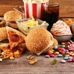 Stress e cibo notturno colpiscono l'intestino due volte