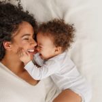 Quando il cervello parla prima delle parole: cosa succede tra madre e figlio durante il gioco