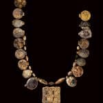 Collana di oro di 1300 anni: collegamento con cristianesimo