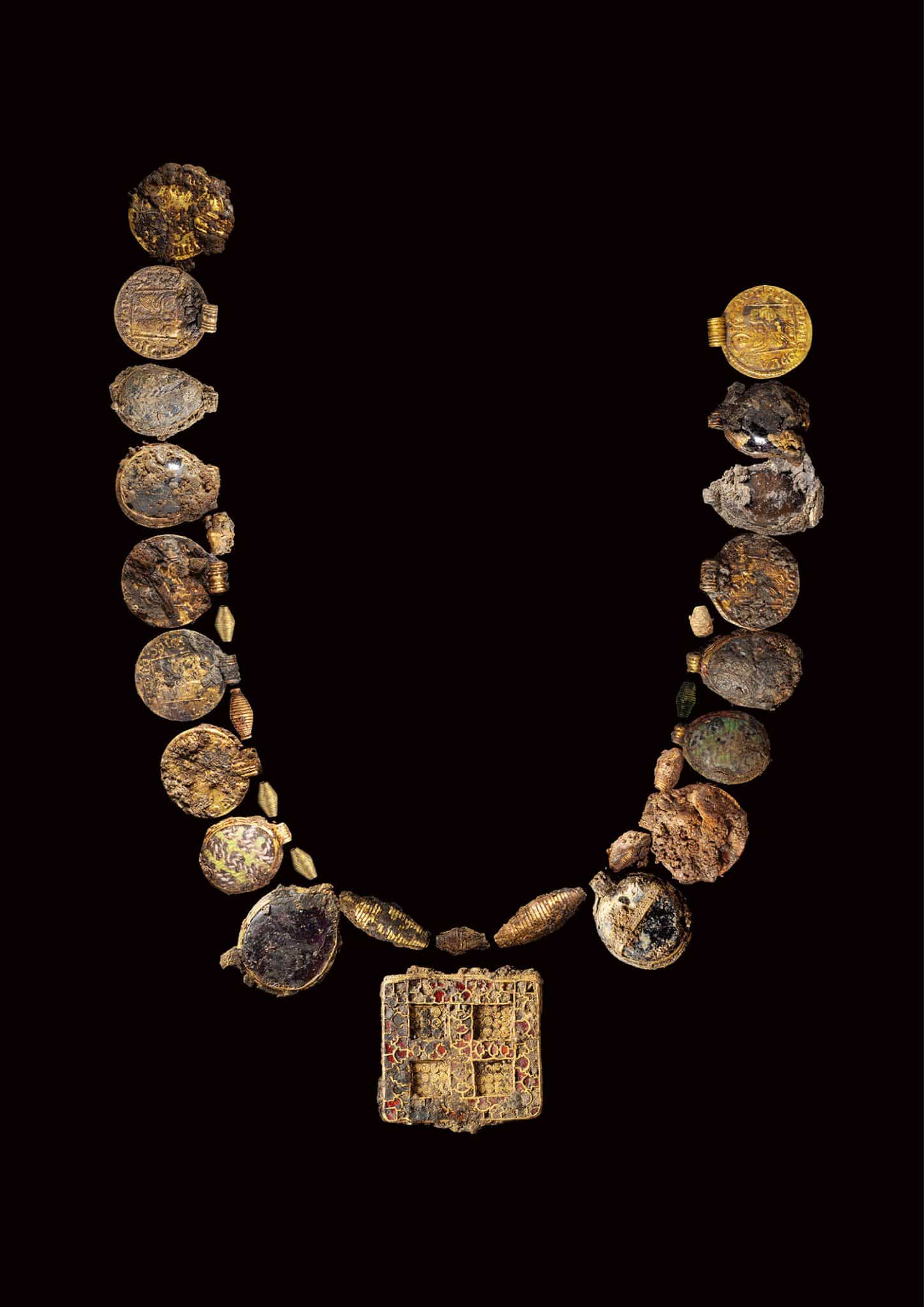 Collana di oro di 1300 anni