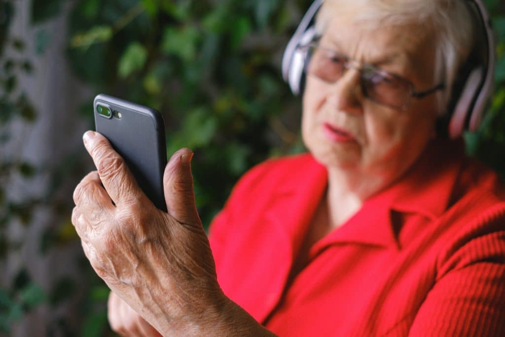 Controlli lo smartphone ogni 5 minuti? Potresti avere la sindrome dello scroll fantasma %controlli lo smartphone ogni 5 minuti? Potresti avere la sindrome dello scroll fantasmacount(title)% 5 consigli schermo smartphone