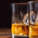 Consumare alcol in aereo: i rischi per il cuore