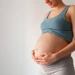 Prima gravidanza al mondo ottenuta con l’aiuto di intelligenza artificiale e robot: una rivoluzione nella fertilità maschile