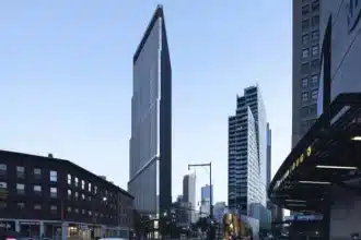 New York inaugura il primo grattacielo alimentato interamente da energia elettrica