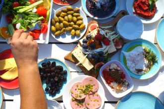 Tavola con cibi della dieta mediterranea