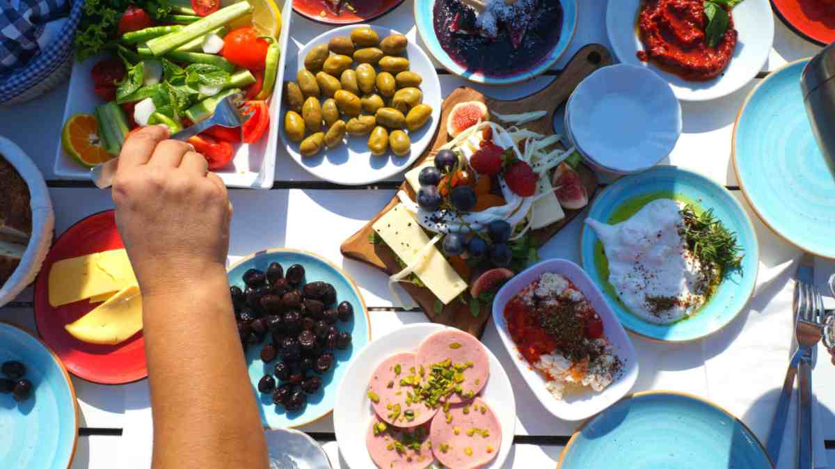 Tavola con cibi della dieta mediterranea