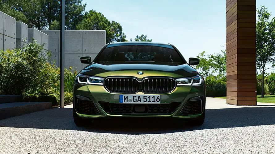 Bmw presenta la nuova m5: potenza ibrida e design all'avanguardia