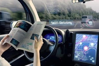 Auto a guida autonoma: dietro il volante c'è ancora l'uomo