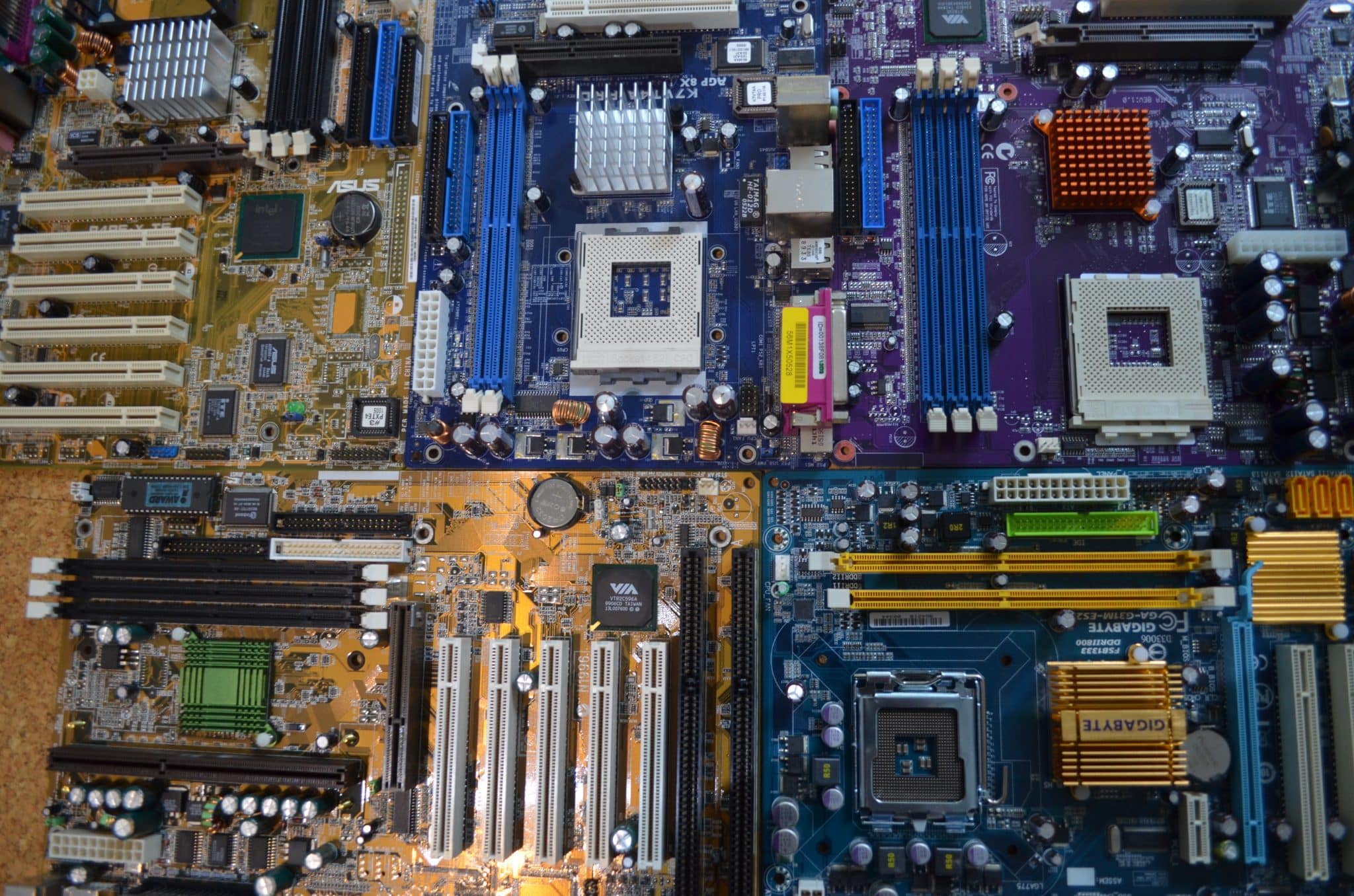 Ventole pc sempre accese: è normale? Cause e controlli %ventole pc sempre accese: è normale? Cause e controllicount(title)% Scheda madre di un pc con componenti e sensori gestiti dal bios