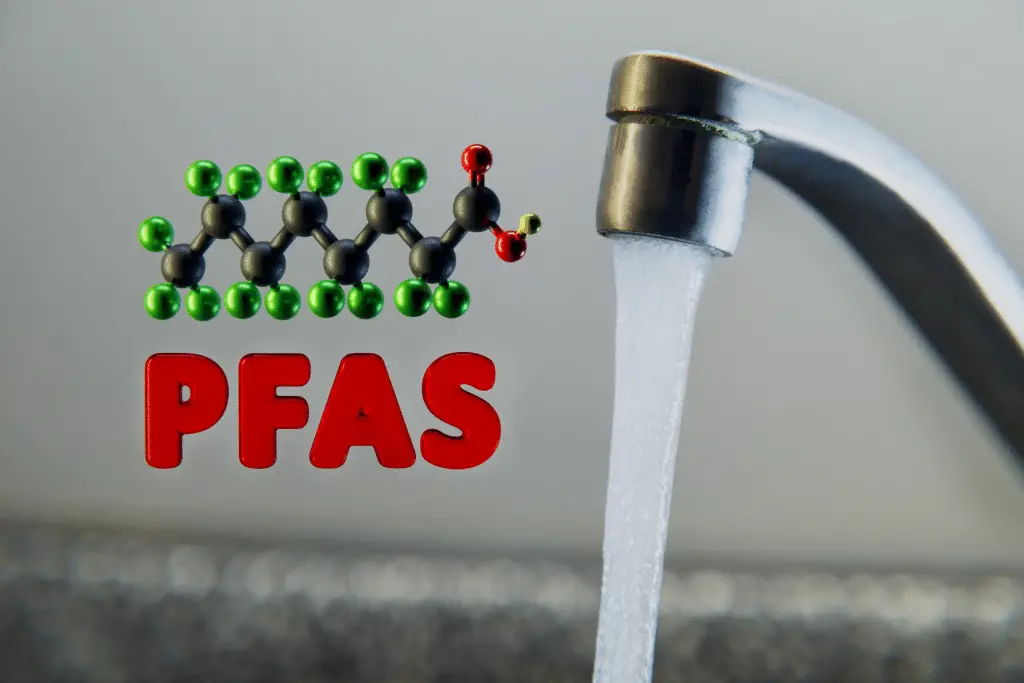 Pfas: 99% delle acque imbottigliate sono contaminate