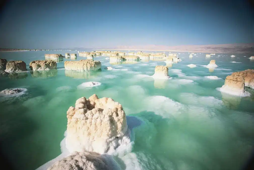 Le fumarole bianche scoperte sul fondo del mar morto