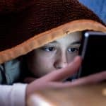 Controlli lo smartphone ogni 5 minuti? Potresti avere la sindrome dello scroll fantasma