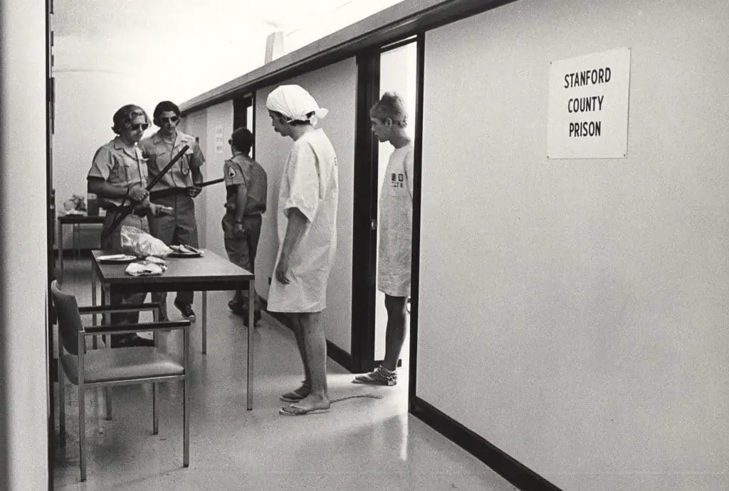 L'esperimento carcerario di stanford: una crudeltà mascherata da scienza -foto %l'esperimento carcerario di stanford: una crudeltà mascherata da scienza -fotocount(title)% L'esperimento carcerario di stanford: una crudeltà mascherata da scienza