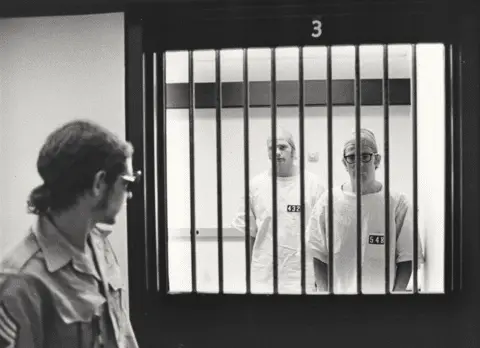L'esperimento carcerario di stanford: una crudeltà mascherata da scienza -foto %l'esperimento carcerario di stanford: una crudeltà mascherata da scienza -fotocount(title)% L'esperimento carcerario di stanford: una crudeltà mascherata da scienza