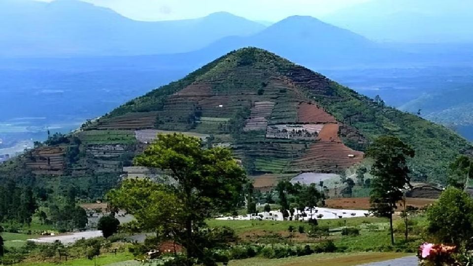 Gunung padang: la piramide di 25. 000 anni che secondo gli esperti non è opera dell'uomo
