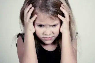 Avversità infantili: un'impronta indelebile sul cervello e il comportamento