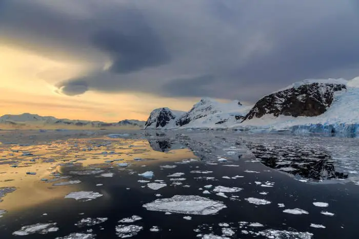 Dalle vecchie foto aeree alla lotta contro i cambiamenti climatici: così crollano le piattaforme glaciali dell’antartide %dalle vecchie foto aeree alla lotta contro i cambiamenti climatici: così crollano le piattaforme glaciali dell’antartidecount(title)% Dalle vecchie foto aeree alla lotta contro i cambiamenti climatici: così crollano le piattaforme glaciali dell’antartide
