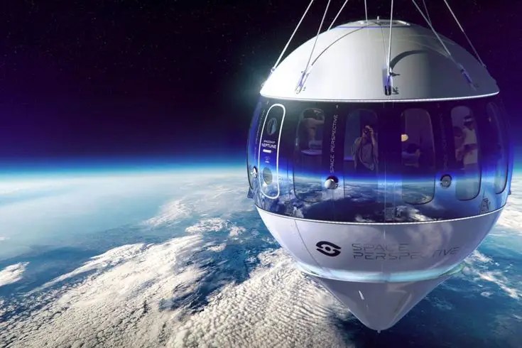 C'è una capsula spaziale dispersa nell’oceano. E no, non è uno scherzo. %c'è una capsula spaziale dispersa nell’oceano. E no, non è uno scherzo. Count(title)% C'è una capsula spaziale dispersa nell’oceano. E no, non è uno scherzo. Una missione spaziale può dirsi riuscita anche se l’atterraggio finisce con un “non sappiamo dove sia”? Secondo the exploration company, la risposta è sì. Il veicolo mission possible, una capsula europea sperimentale, ha completato con successo tutte le fasi del volo… tranne il recupero. Dopo il rientro nell’atmosfera, ha perso ogni contatto pochi istanti prima dell’ammaraggio. Risultato: capsula scomparsa in mare. Mission possible: cosa ha funzionato
la capsula è stata lanciata lunedì dalla base di vandenberg, in california, a bordo di un razzo spacex condiviso con altri 70 payload (tra cui, curiosamente, anche resti umani destinati a un memoriale spaziale). Obiettivo della missione: testare un veicolo costruito con componenti a basso costo e parti commerciali, come i paracadute derivati da quelli della capsula dragon di spacex. Secondo il comunicato diffuso dall’azienda su linkedin, mission possible ha completato correttamente ogni fase critica: separazione dal vettore, stabilizzazione in orbita, gestione del carico utile, rientro controllato e ripristino delle comunicazioni dopo il blackout atmosferico. E poi? Silenzio radio
il problema è arrivato subito prima dello splashdown, quando i tecnici hanno perso ogni segnale dalla capsula. Nessuna conferma dell’impatto in acqua, nessuna posizione gps, nessun segnale radio di emergenza. In sostanza: la capsula è da qualche parte nell’oceano, ma nessuno sa dove. The exploration company ha aperto un’indagine interna per capire le cause della perdita di comunicazione. Le ipotesi vanno da un malfunzionamento del sistema di localizzazione a un’anomalia nella discesa finale. Un successo parziale, ma significativo
nonostante il finale incerto, la missione viene comunque considerata un passo avanti concreto. Dimostra che si può costruire e lanciare un veicolo spaziale funzionante anche con budget relativamente contenuti (circa 20 milioni di dollari) e componenti off-the-shelf. Il prossimo obiettivo? Una versione più avanzata e riutilizzabile della capsula: nyx, pensata per trasportare cargo (e in futuro persone) tra la terra e la luna. Un progetto ambizioso che punta a posizionare l’europa nel mercato della logistica spaziale autonoma. → vuoi seguire tutte le evoluzioni dello spazio europeo e non solo? Seguici su instagram: @icrewplay_t per approfondimenti quotidiani dal fronte aerospaziale.