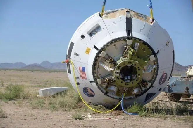 C'è una capsula spaziale dispersa nell’oceano. E no, non è uno scherzo. %c'è una capsula spaziale dispersa nell’oceano. E no, non è uno scherzo. Count(title)% C'è una capsula spaziale dispersa nell’oceano. E no, non è uno scherzo. Una missione spaziale può dirsi riuscita anche se l’atterraggio finisce con un “non sappiamo dove sia”? Secondo the exploration company, la risposta è sì. Il veicolo mission possible, una capsula europea sperimentale, ha completato con successo tutte le fasi del volo… tranne il recupero. Dopo il rientro nell’atmosfera, ha perso ogni contatto pochi istanti prima dell’ammaraggio. Risultato: capsula scomparsa in mare. Mission possible: cosa ha funzionato
la capsula è stata lanciata lunedì dalla base di vandenberg, in california, a bordo di un razzo spacex condiviso con altri 70 payload (tra cui, curiosamente, anche resti umani destinati a un memoriale spaziale). Obiettivo della missione: testare un veicolo costruito con componenti a basso costo e parti commerciali, come i paracadute derivati da quelli della capsula dragon di spacex. Secondo il comunicato diffuso dall’azienda su linkedin, mission possible ha completato correttamente ogni fase critica: separazione dal vettore, stabilizzazione in orbita, gestione del carico utile, rientro controllato e ripristino delle comunicazioni dopo il blackout atmosferico. E poi? Silenzio radio
il problema è arrivato subito prima dello splashdown, quando i tecnici hanno perso ogni segnale dalla capsula. Nessuna conferma dell’impatto in acqua, nessuna posizione gps, nessun segnale radio di emergenza. In sostanza: la capsula è da qualche parte nell’oceano, ma nessuno sa dove. The exploration company ha aperto un’indagine interna per capire le cause della perdita di comunicazione. Le ipotesi vanno da un malfunzionamento del sistema di localizzazione a un’anomalia nella discesa finale. Un successo parziale, ma significativo
nonostante il finale incerto, la missione viene comunque considerata un passo avanti concreto. Dimostra che si può costruire e lanciare un veicolo spaziale funzionante anche con budget relativamente contenuti (circa 20 milioni di dollari) e componenti off-the-shelf. Il prossimo obiettivo? Una versione più avanzata e riutilizzabile della capsula: nyx, pensata per trasportare cargo (e in futuro persone) tra la terra e la luna. Un progetto ambizioso che punta a posizionare l’europa nel mercato della logistica spaziale autonoma. → vuoi seguire tutte le evoluzioni dello spazio europeo e non solo? Seguici su instagram: @icrewplay_t per approfondimenti quotidiani dal fronte aerospaziale.