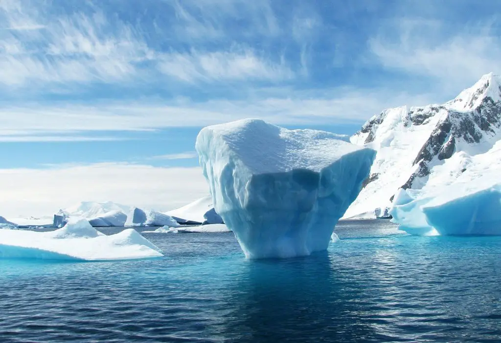 L’iceberg nero fotografato da un marinaio: mistero al largo del canada %l’iceberg nero fotografato da un marinaio: mistero al largo del canadacount(title)% Antartide: echi alieni sorgono dal profondo