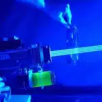 Laser portatile potente: questo tizio ne ha costruito uno che incendia oggetti a distanza