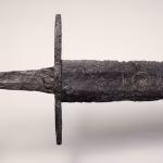 Olanda, pescato nel fango un’antica spada medievale con simboli spirituali: ha oltre 1. 000 anni