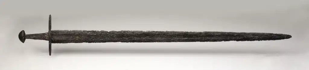Olanda, pescato nel fango un’antica spada medievale con simboli spirituali: ha oltre 1. 000 anni