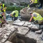 Sotto la gelateria, un cavaliere medievale: incredibile scoperta archeologica a danzica