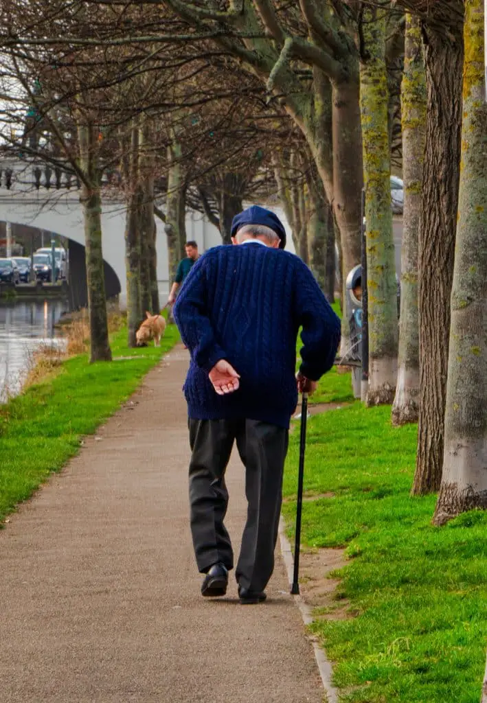 Camminare velocemente ogni giorno riduce la mortalità, soprattutto nelle comunità a basso reddito: lo conferma un nuovo studio