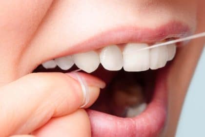 Filo interdentale imbevuto di farmaci vaccinali: il nuovo metodo per somministrare i vaccini senza aghi