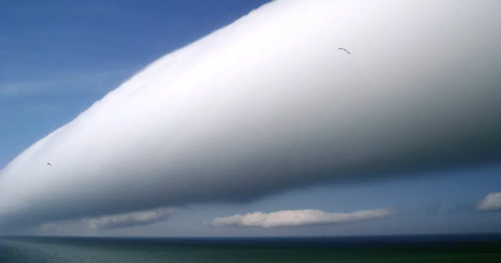 Roll cloud: un approfondimento sulle spettacolari nubi a rotolo avvistate in portogallo