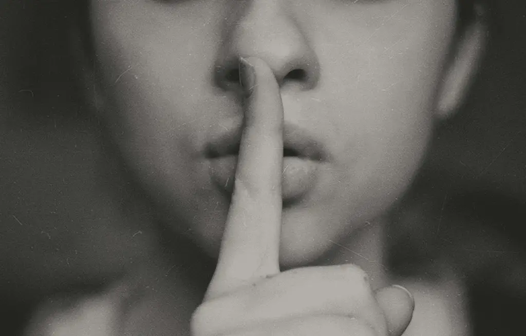 Quando il silenzio vale più di mille parole: i comportamenti estroversi che irritano (molto) gli introversi %quando il silenzio vale più di mille parole: i comportamenti estroversi che irritano (molto) gli introversicount(title)% Quando il silenzio vale più di mille parole: i comportamenti estroversi che irritano (molto) gli introversi