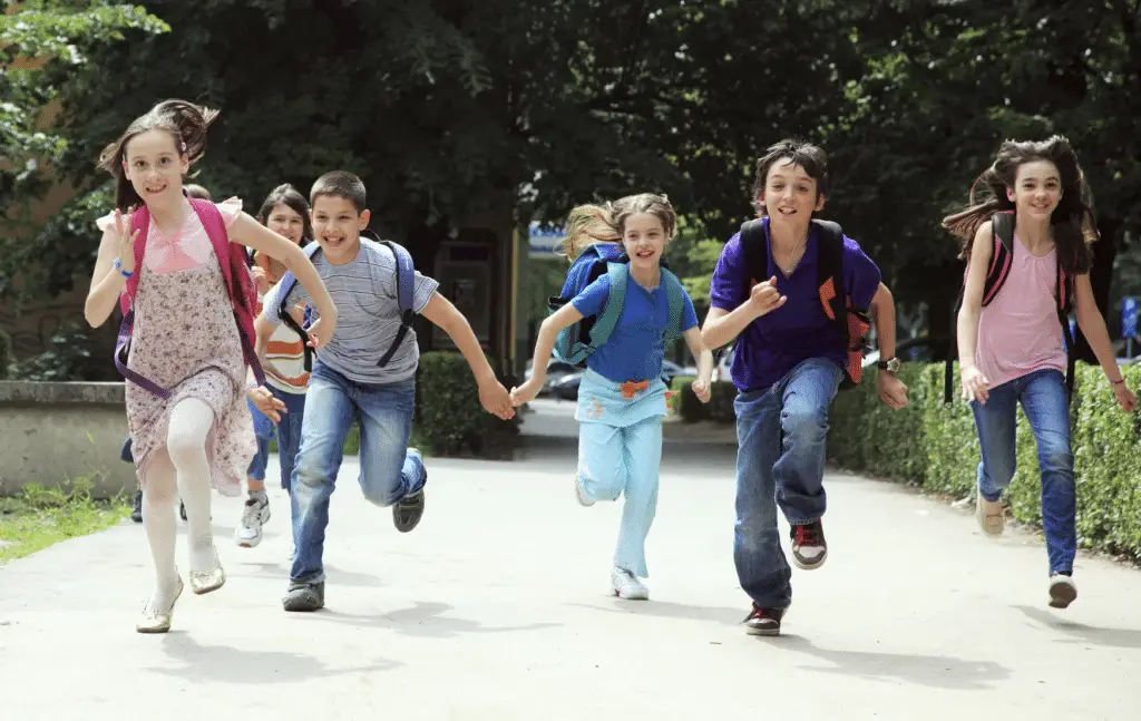 Bambini americani esposti a decine di sostanze chimiche: lo studio che allarma anche il mondo tech