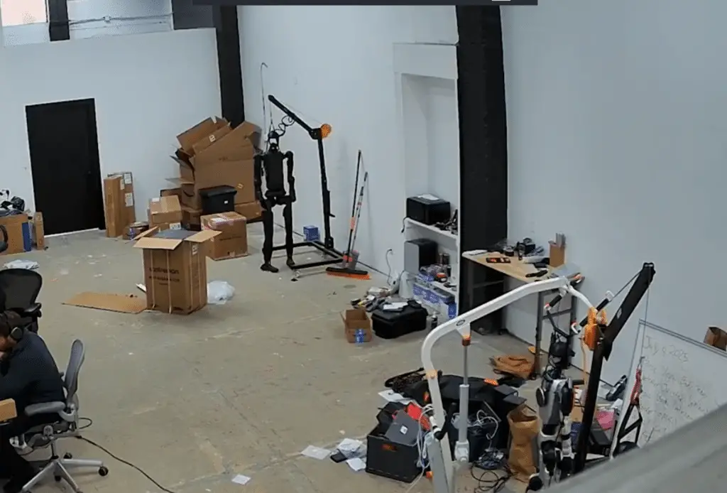 Robot da combattimento impazzisce in diretta: il video virale è un campanello d’allarme (e uno show)