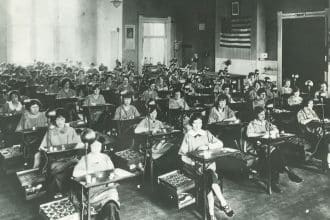 Radium girls: reclutate per un lavoro prestigioso, pagato con un volto sfigurato - foto