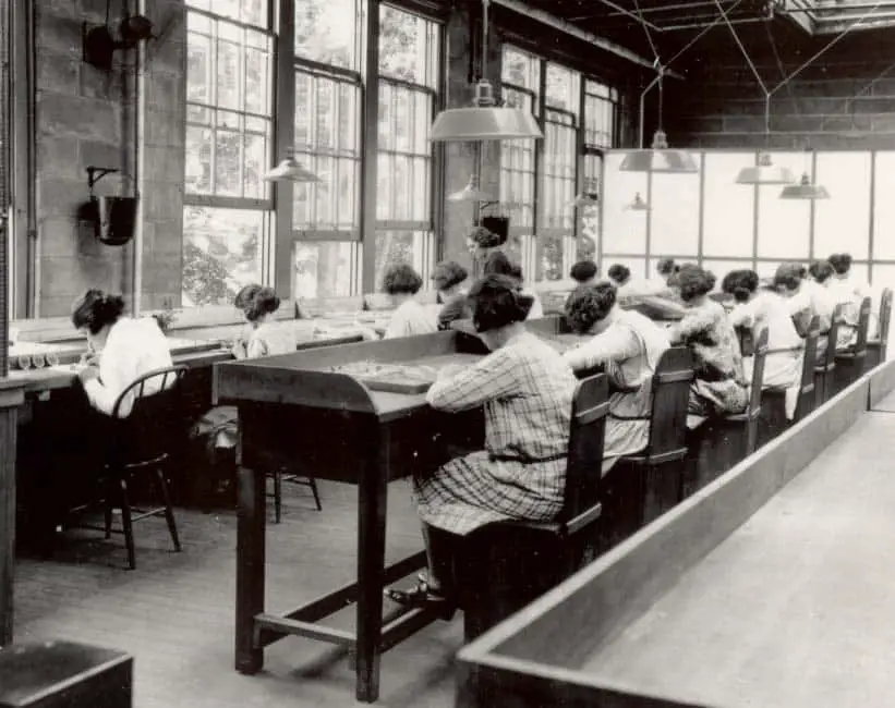Radium girls: reclutate per un lavoro prestigioso, pagato con un volto sfigurato - foto