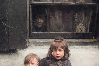 I bambini delle workhouse: sfruttati, picchiati, costretti a lavori massacranti e volutamente affamati per ammansirli - foto