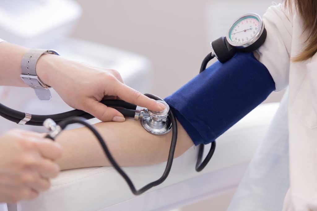 Pressione sotto controllo: uno studio dimostra che puntare a valori più bassi riduce infarti e ictus, anche con qualche effetto collaterale