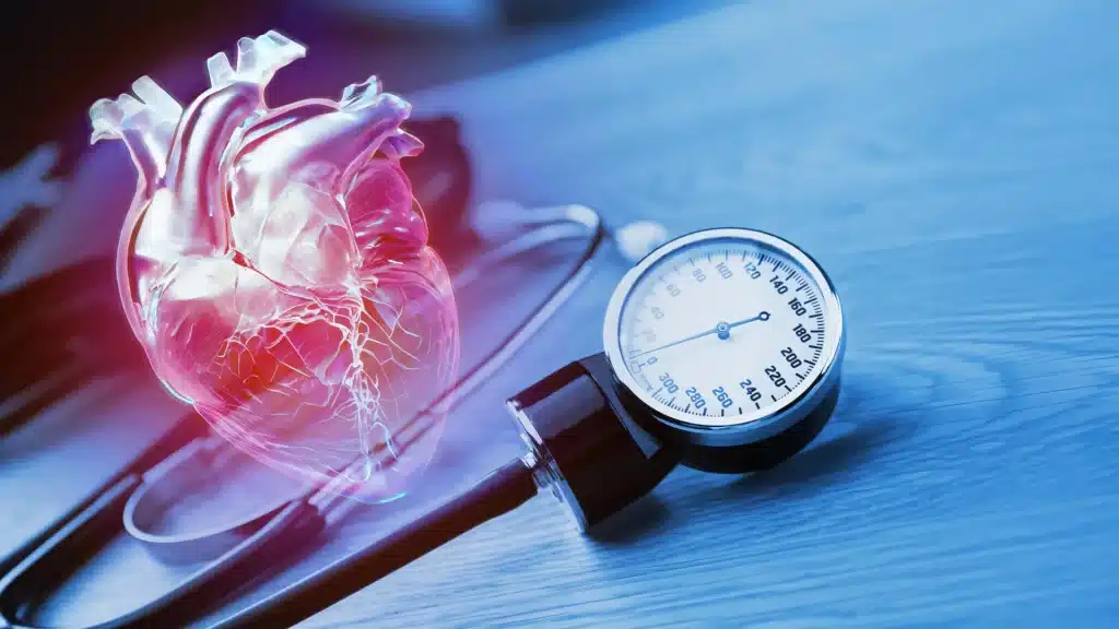 Pressione sotto controllo: uno studio dimostra che puntare a valori più bassi riduce infarti e ictus, anche con qualche effetto collaterale