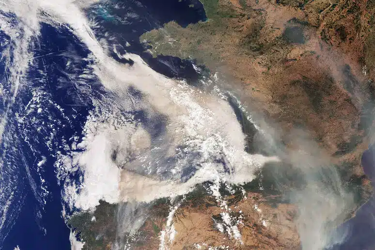 Incendi in spagna e portogallo: le immagini satellitari mostrano focolai, fumo e smog %incendi in spagna e portogallo: le immagini satellitari mostrano focolai, fumo e smogcount(title)% Incendi