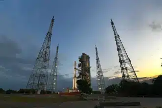 Nasa e india lanciano nisar, un satellite radar rivoluzionario che osserverà la terra per prevenire disastri e studiare i cambiamenti ambientali.