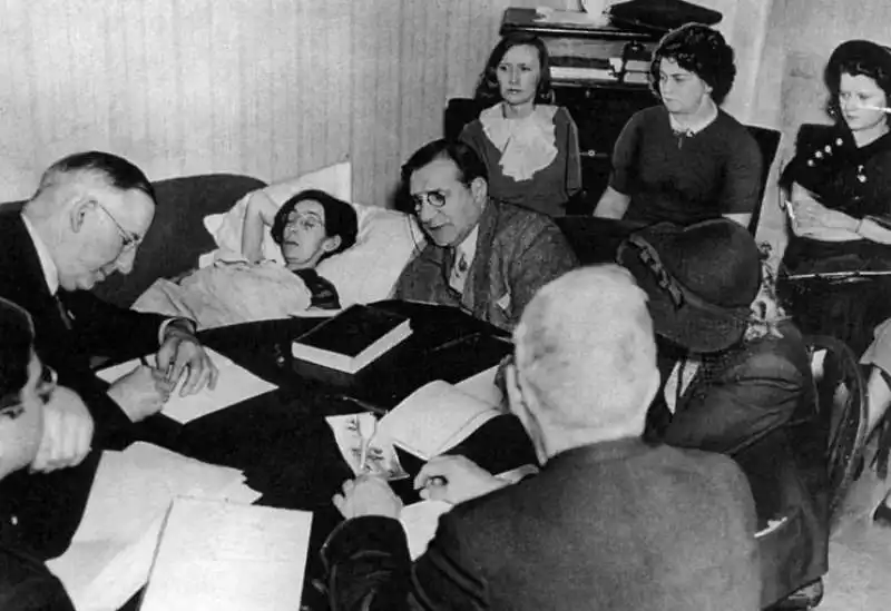 Radium girls: reclutate per un lavoro prestigioso, pagato con un volto sfigurato - foto
