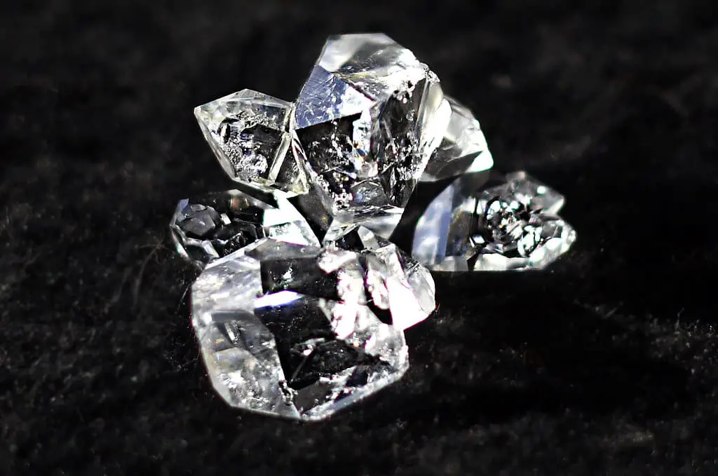 Diamanti come “capsule del tempo”: nuove prove dal mantello terrestre