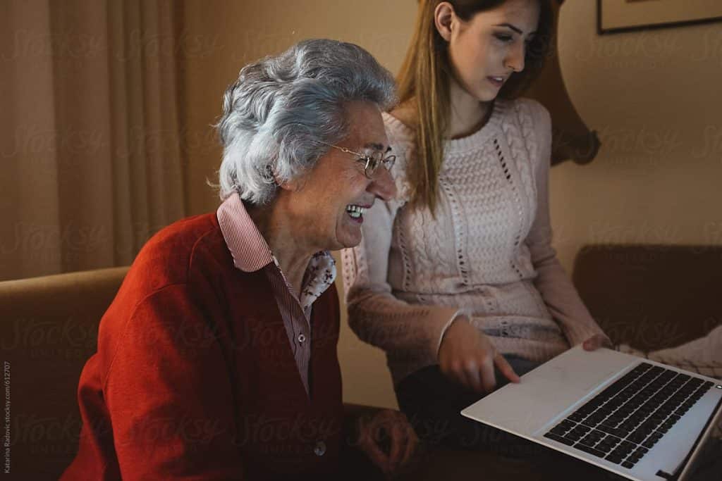 Tecnologia e genitori anziani: come aiutarli senza farli sentire inadeguati