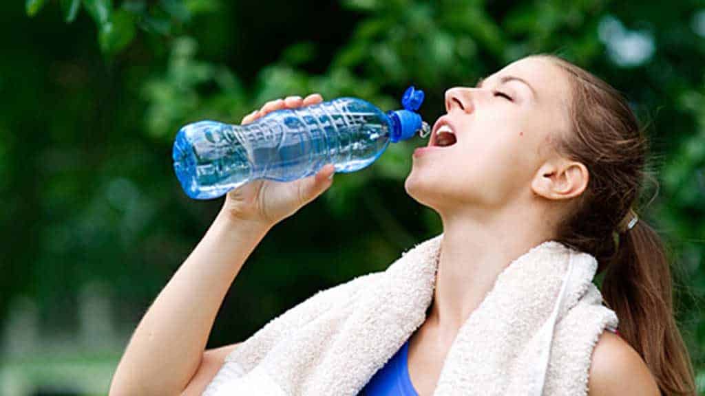 Idratazione e stress: bere poca acqua aumenta il cortisolo e danneggia la salute