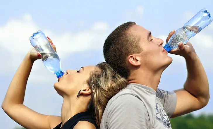 Idratazione e stress: bere poca acqua aumenta il cortisolo e danneggia la salute