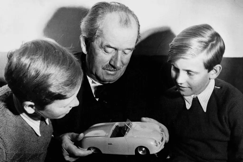 Ferdinand porsche: 75 anni di genio e contraddizioni %ferdinand porsche: 75 anni di genio e contraddizionicount(title)% Ferdinand porsche: 75 anni di genio e contraddizioni
